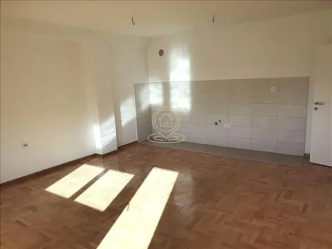 Prazna kuhinja sa keramičkim pločicama i parketom na podu. - image 3