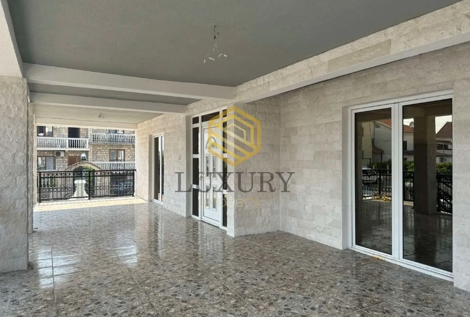 Izdavanje, četvorosoban stan, 156m², Stari Aerodrom, Podgorica