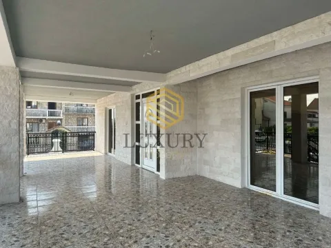 Izdavanje, četvorosoban stan, 156m², Stari Aerodrom, Podgorica - image 5