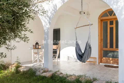 Natkrivena terasa sa visećom stolicom i stolom za sedenje. - image 14
