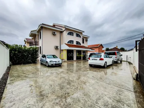 Prodaja, kuća, 340m², Tološi, Podgorica - image 11