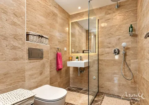 Moderno opremljeno kupatilo sa tuš kabinom obloženom keramikom u boji mermera. - image 9