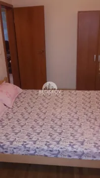 Spavaća soba sa bračnim krevetom i drvenim ormarom. - image 3