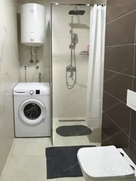 Kupatilo sa tuš kabinom, WC šoljom, bojlerom i veš mašinom. - image 3