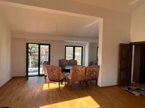 Izdavanje, četvorosoban stan, 150m², Tološi, Podgorica - image 11