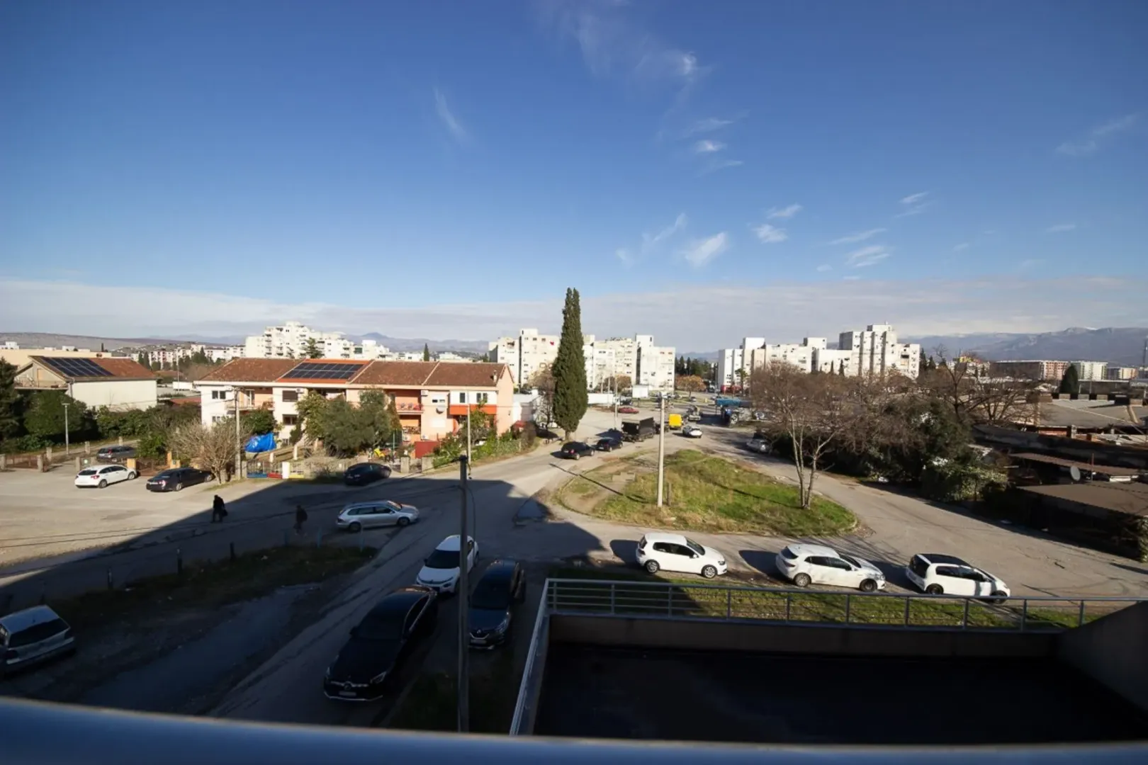 Pogled sa terase na naselje i parking.