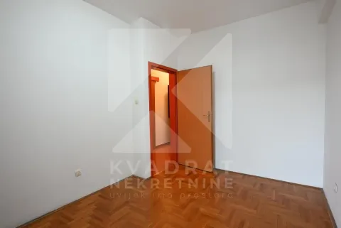 Empty room with parquet flooring and white walls. - image 7