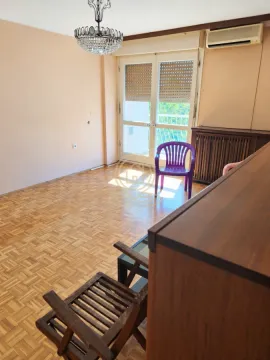 Dnevna soba sa parketom i izlazom na terasu. - image 3
