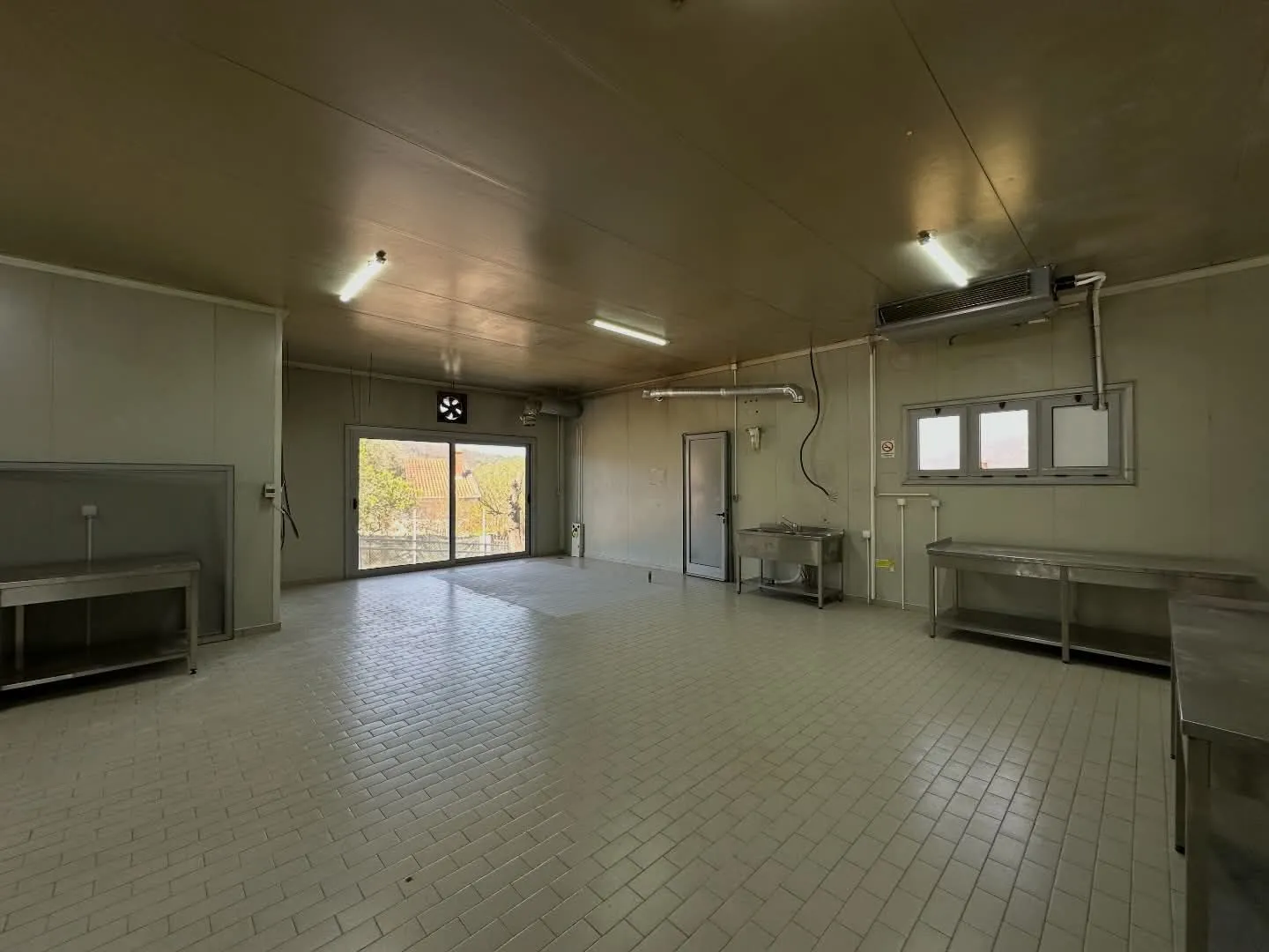 Rent, office space, 182m², Zaljevo, Bar