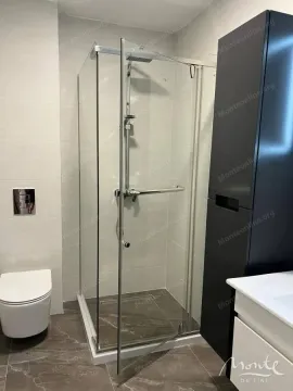 Moderne kupatilo sa tuš kabinom i ugradnim sanitarijama. - image 16