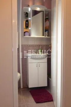 Manje kupatilo sa umivaonikom i ormarićem. - image 7