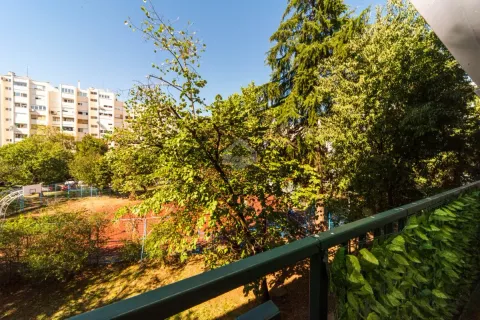 Pogled sa terase na zelene površine i okolne zgrade. - image 13