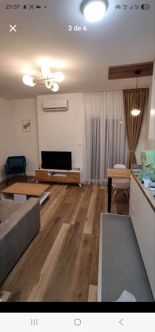 Dnevni boravak sa trpezarijom i kuhinjom u sklopu otvorenog plana.