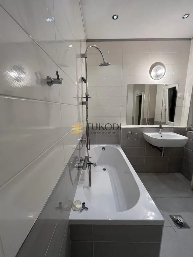Prodaja, trosoban stan, 112m², Centar, Novi Sad