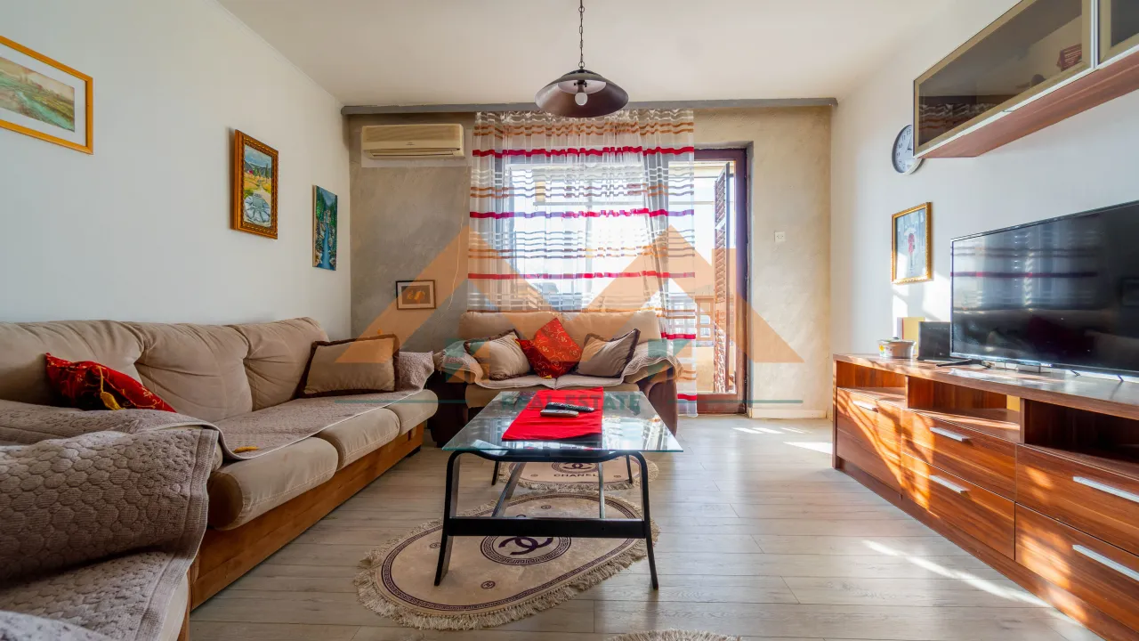 Izdavanje, dvosoban stan, 72m², Lepa Kata, Podgorica