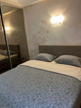 Uređena spavaća soba sa bračnim krevetom i ugradnim plakarom. - image 8