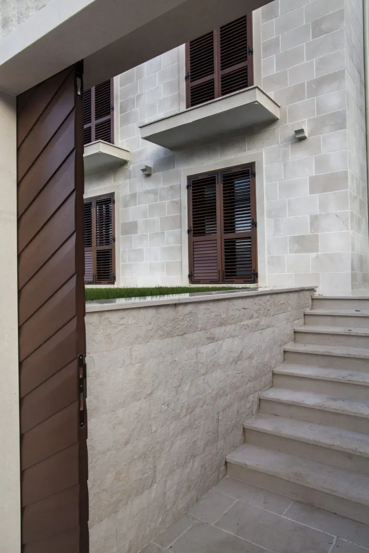 Prodaja, četvorosoban stan, 196m², Dobrota, Kotor
