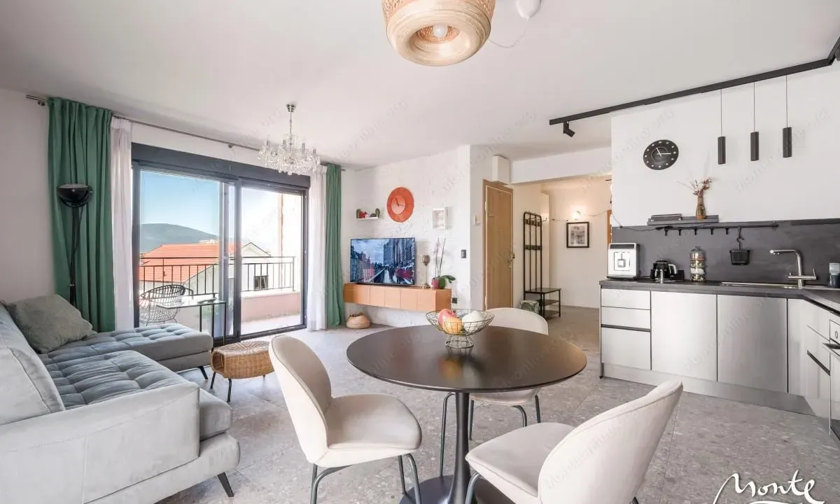 Prodaja, trosoban stan, 77m², Centar, Tivat