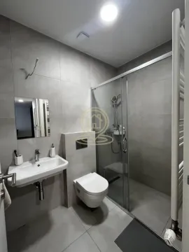 Moderno kupatilo sa tuš kabinom, umivaonikom i wc šoljom. - image 11