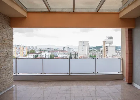 Spacious covered terrace with a city view. - image 9
