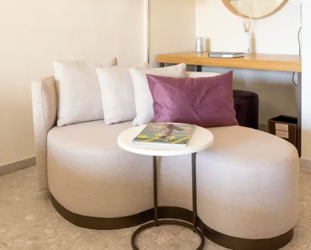 Udobna tapacirana sofa sa dekorativnim jastucima i malim stočićem u dnevnoj sobi. - image 6