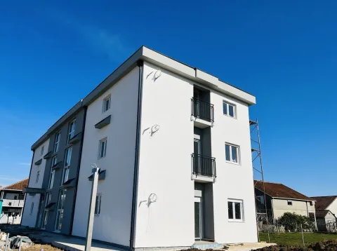 Spoljašnjost nove stambene zgrade sa bijelom fasadom. - image 3
