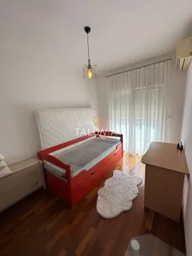 Spavaća soba sa krevetom, radnim stolom i izlazom na terasu. - image 6