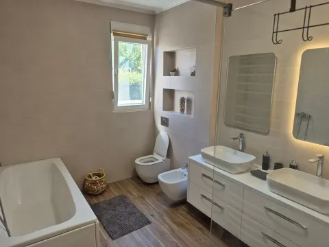 Rent, house, 157m², Tološi, Podgorica - image 10