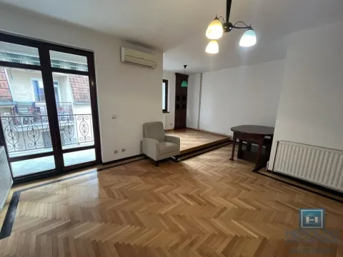 Dnevna soba sa parketom i izlazom na terasu. - image 3