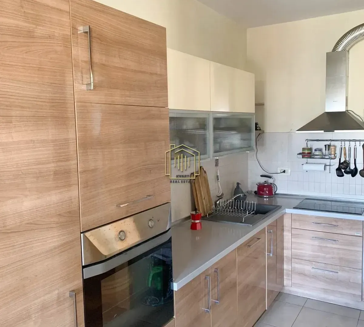 Izdavanje, trosoban stan, 103m², Pobrežje, Podgorica