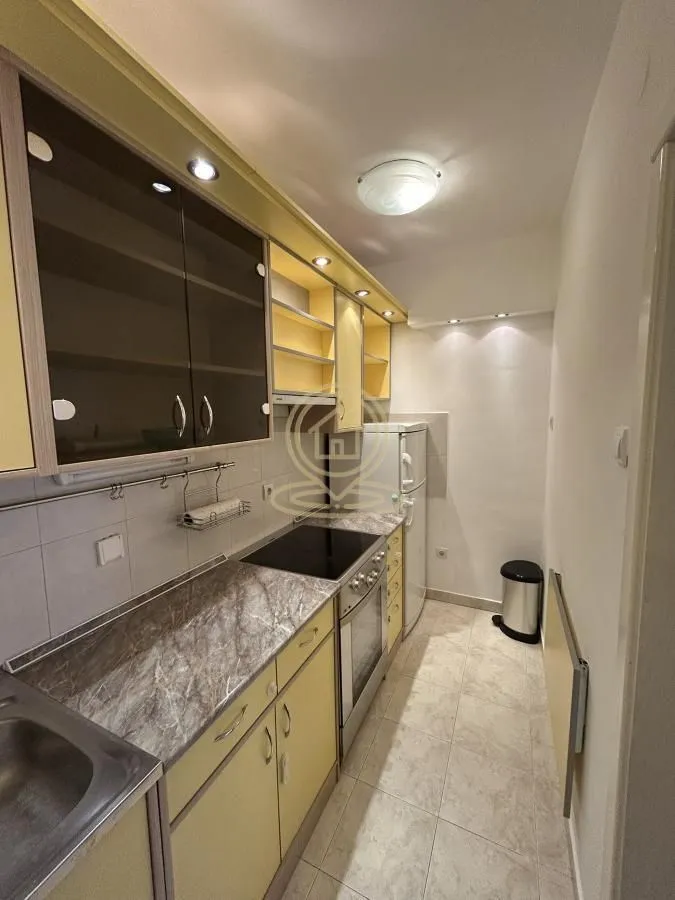 Izdavanje, trosoban stan, 76m², Centar, Novi Sad