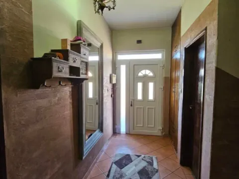 Prodaja, kuća, 191m², Tološi, Podgorica - image 12