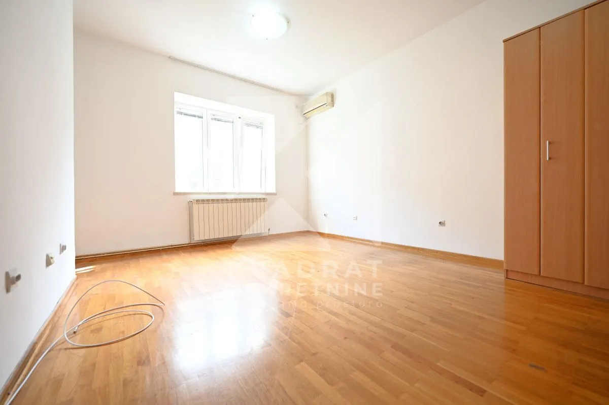 Izdavanje, dvosoban stan, 65m², Centar, Podgorica