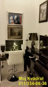 Radni kutak sa pisaćim stolom i stolicom u dnevnom boravku. - image 3