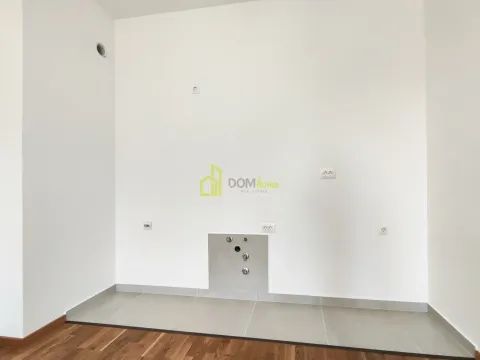 Prazna prostorija sa bijelim zidovima i priključcima za kuhinju. - image 6