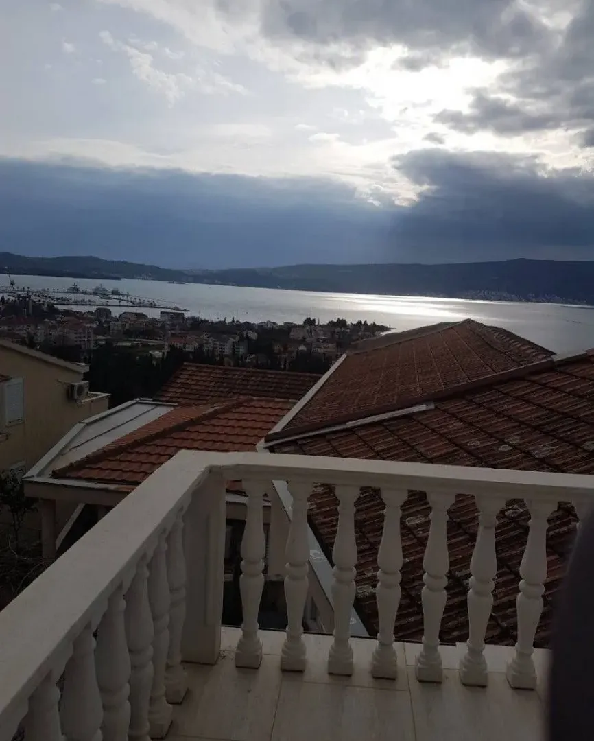 Izdavanje, jednosoban stan, 48m², Donja Lastva, Tivat