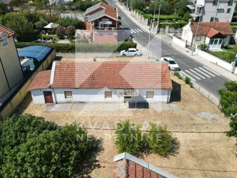 Pogled iz vazduha na prizemnu kuću i dvorište pored ulice. - image 4