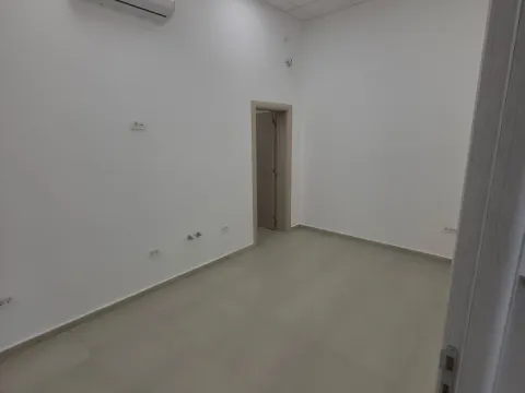 Izdavanje, poslovni prostor, 115m², Blok 6, Podgorica - image 3