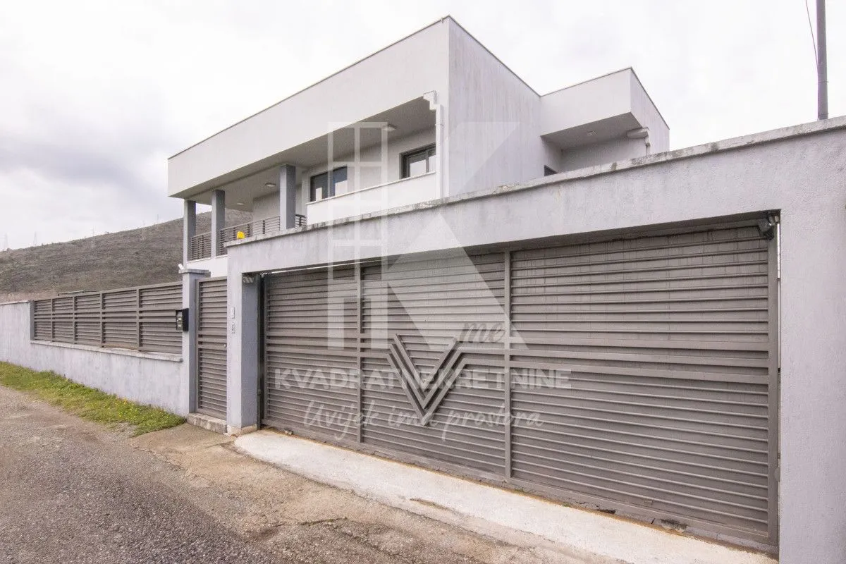 Sale, house, 250m², Tološi, Podgorica