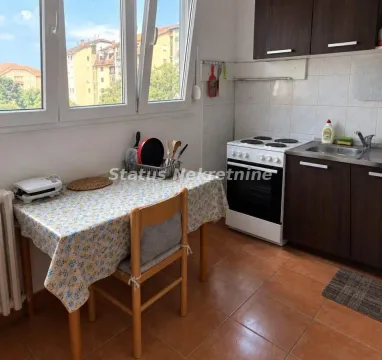 Manja kuhinja sa trpezarijskim stolom i prozorom. - image 7