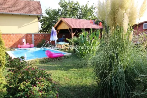 Pogled na dvorište sa bazenom i drvenom sjenicom. - image 4