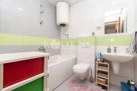 Kupatilo opremljeno kadom, umivaonikom, toaletom i bojlerom. - image 10
