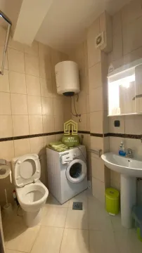 Pogled na kupatilo sa sanitarijama, umivaonikom i veš mašinom. - image 17
