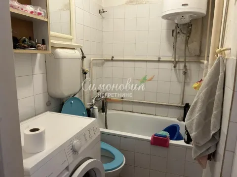 Starije kupatilo sa kadom, WC šoljom i veš mašinom. - image 6