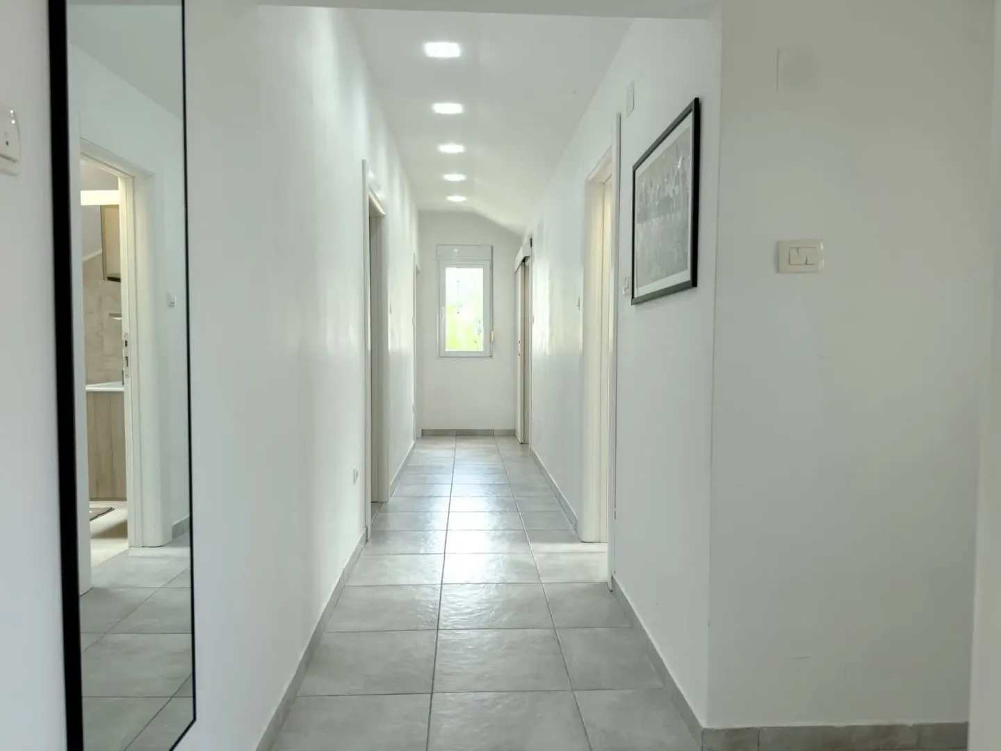 Izdavanje, dvosoban stan, 85m², Centar, Tivat