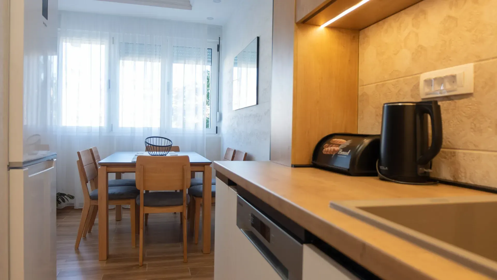 Izdavanje, dvosoban stan, 86m², Centar, Podgorica