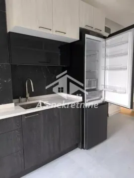 Moderna kuhinja sa tamnim elementima i frižiderom. - image 7