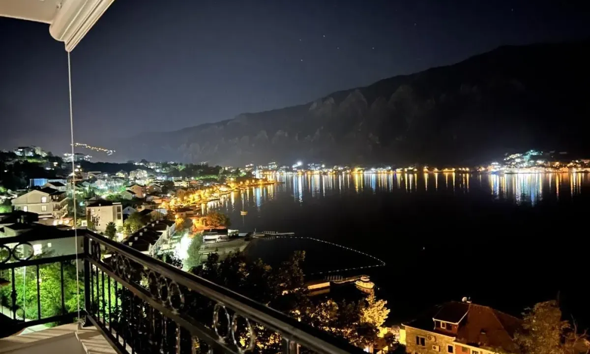Prodaja, dvosoban stan, 85m², Dobrota, Kotor