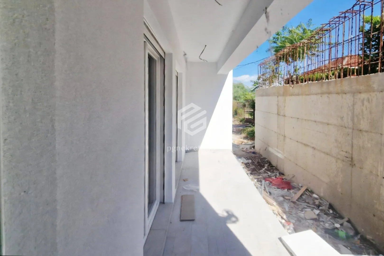Unfurnished covered terrace with a view of the yard.