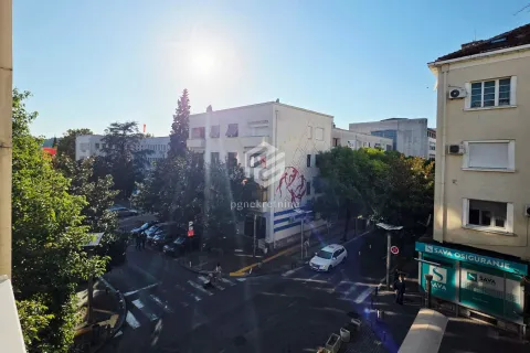 Pogled sa prozora na ulicu i okolne zgrade. - image 8